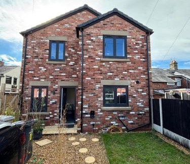 Sandbach House | 3CRST 2 Bedroom House Free Parking