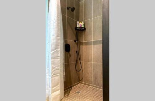 North Oakland Apartment | 3E - *Renovated* 3 min to Hillman Cancer Center Sleeps 6