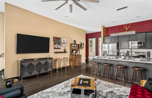 Hadley - Washington House | 3m Broadway | Sleep 12+| Rooftop+Games | Stag Haus