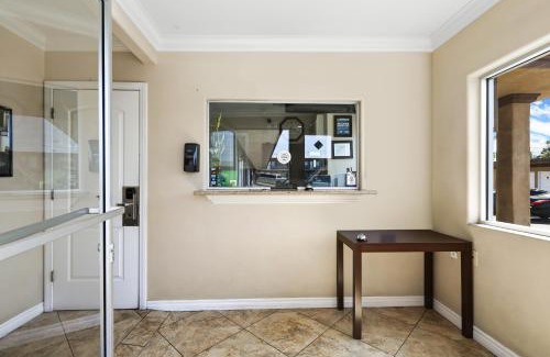 La Habra Hotel | 3rd Avenue Inn