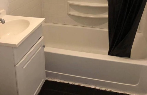 North Philadelphia West Villa | 3rd Floor Apartment with 2 bedroom Queen size, 2 bathroom, Quiet, Private place