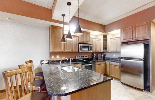 Wisconsin Dells Condo | 3rd-floor condo with elevator, jetted tub, full kitchen, & fireplace