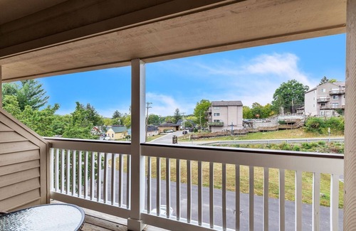 Nashville Condo | 3rd Floor Front Side Penthouse Suite - 303 by Grand Wood Suites