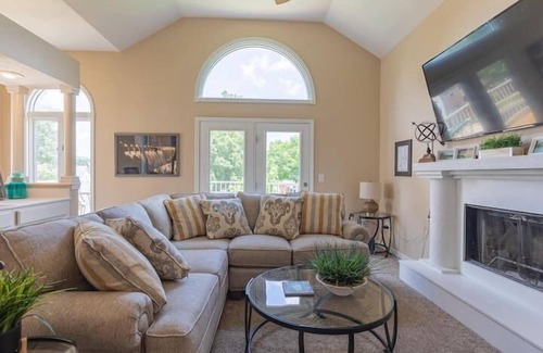 Table Rock Villa | *3rd Night Free! Villa, Rare Find! Garage!