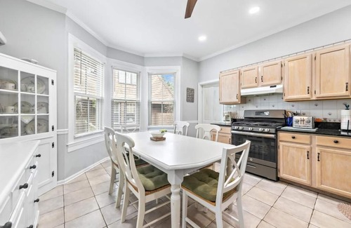 Beach Haven Apartment | *3rd to Beach*Available:June& Sept.Oct. days *CleanUPDTDVictorian*Across VetPark