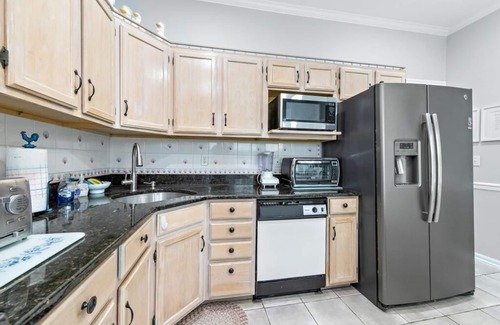 Beach Haven Apartment | *3rd to Beach*Available:June& Sept.Oct. days *CleanUPDTDVictorian*Across VetPark