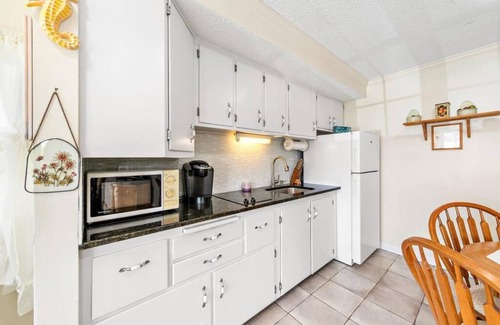 Beach Haven Apartment | 3rd to Beach*Beautiful,Victorian, covered Porch,heartof B.H,Across Veterans Prk
