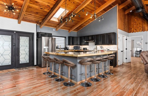 Coarsegold House | 4,000 SF Gated 20-Acre Luxe Estate – Game Studio, Panoramic Views, Pool, Hot Tub