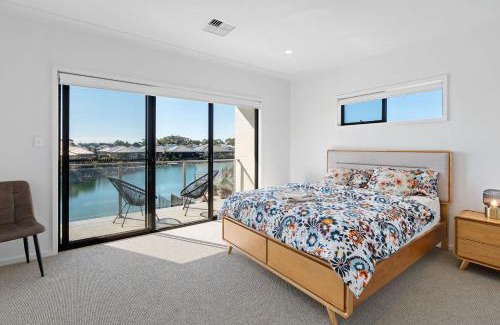 Victor Harbor House | 4-13 Central Dr Victor Harbor-No Linen Included