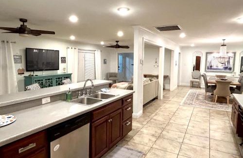 Gulfport House | 4/3 Home Centrally Located, beach, casino, airport, dining, golfing, shopping, entertainment