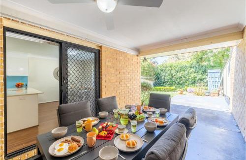 Corlette House | 4-49 Bonito St - small dog friendly, air con & Wi-Fi