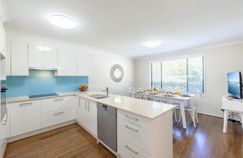 Corlette House | 4-49 Bonito St - small dog friendly, air con & Wi-Fi