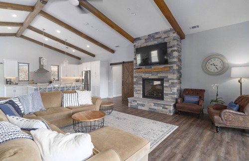 Atascadero House | 4.5 Acre Farmhouse in Wine Country w/Hot Tub