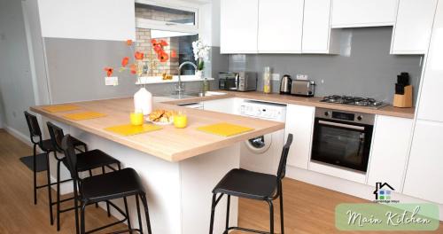 Girton House | 4-5 Bedroom House Garden Lots of Parking 15 min to city Close to motorway