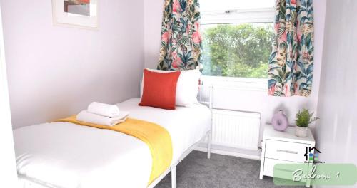 Girton House | 4-5 Bedroom House Garden Lots of Parking 15 min to city Close to motorway