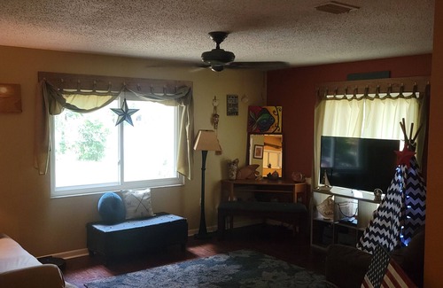 Homosassa House | 4.5 MILES TO MACRAES BOAT RAMP! Spacious with plenty of room for boats or RVs.