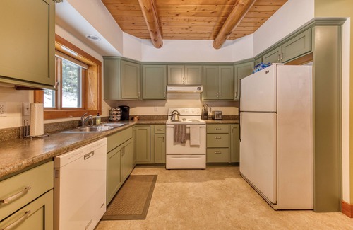 Darby Cabin | 4+Acre Cabin-Ski-Fish-Hike