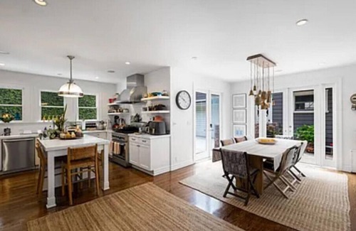 Greater Wilshire - Hancock Park House | 4 bd 3.5 ba in LA