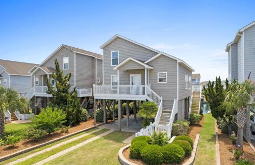 Ocean Isle Beach House | 4 BD 3 BA Cottage on Ocean Isle Beach with Water View & Community Pool!