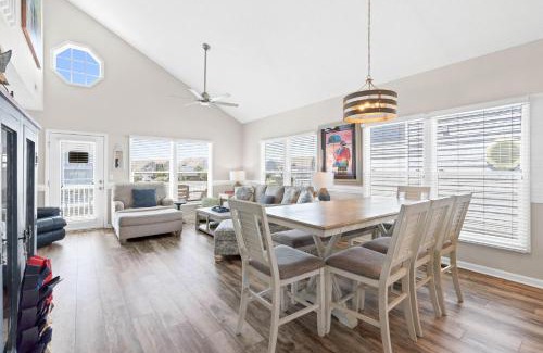 Ocean Isle Beach House | 4 BD 3 BA Cottage on Ocean Isle Beach with Water View & Community Pool!
