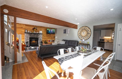 Tobyhanna Cabin | 4 BD Mountain Oasis with Hot Tub & Fireplace near Camelback