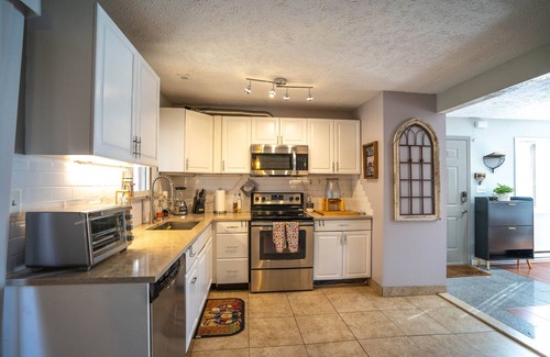 Tobyhanna Cabin | 4 BD Mountain Oasis with Hot Tub & Fireplace near Camelback