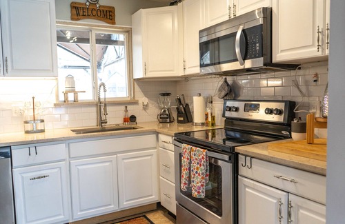 Tobyhanna Cabin | 4 BD Mountain Oasis with Hot Tub & Fireplace near Camelback