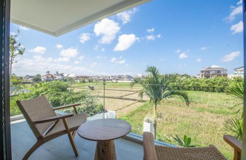 Batubelig Villa | 4 Bd Seminyak With Paddy View, Enclosed Living