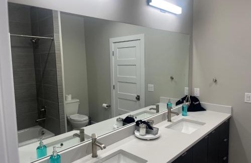Park City Villa | 4 bd Ski Villa with Hot Tub and Bunk Room by lake!