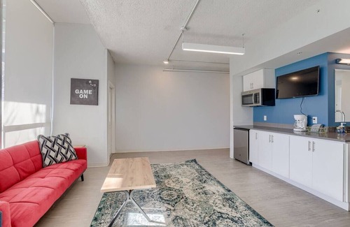 South Kansas City Apartment | 4-BDR Pod Nr Rockhurst & UMKC for Students & Pro 1