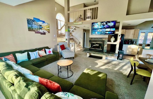 Lake Harmony House | 4-bdrm sleep 12 Lake Harmony.Lake/Beach/Pool/Walk to Slopes, Hot tub, Game Room