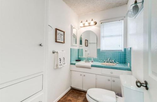 North San Antonio - SAT House | 4 Bdrms Heated Pool, Hot Tub, 10 Minutes to Downtown