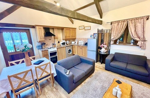 Usk House | 4 beautiful stone barns SlEEPS 17 People