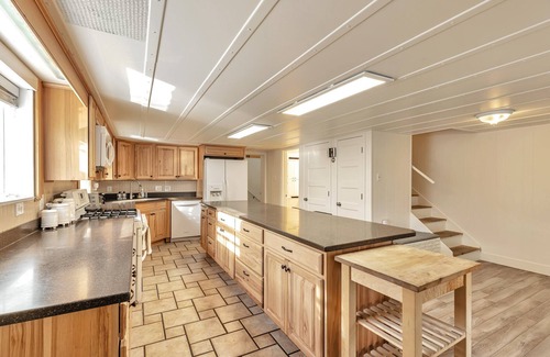 Canyon Rim Apartment | 4 Bed, 1.5 Bath East SLC Apt - Blazing Google Fiber