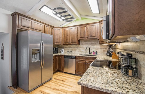 Millard House | 4 Bed; 2.5 Bath ; 940 Mbps ; Fenced Yard ; Grill