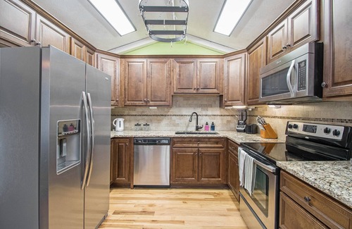 Millard House | 4 Bed; 2.5 Bath ; 940 Mbps ; Fenced Yard ; Grill