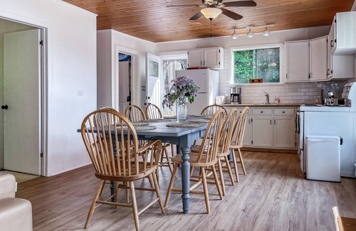 Muskoka Lakes Cottage | 4 bed 2 bath cottage on Lake Rosseau!
