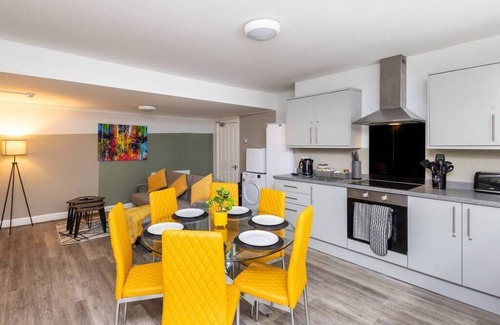 Wakefield Apartment | 4 Bed 2 Bath Near City Centre - Free Parking | Free WiFi | Self Check-in