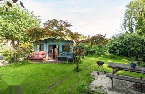Dorchester House | 4 Bed-2 Bath-sleeps 8-large Garden-pet Friendly