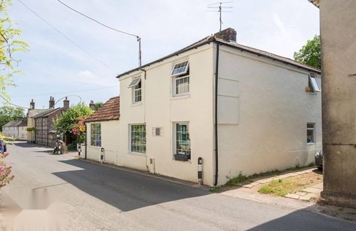 Dorchester House | 4 Bed-2 Bath-sleeps 8-large Garden-pet Friendly