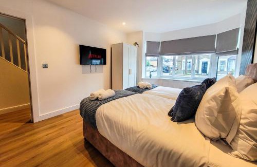 Valentines House | 4 bed 2 bath Spacious House with 2 Driveway parking in Ilford London