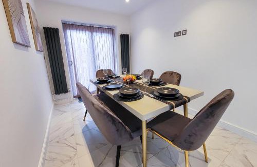 Valentines House | 4 bed 2 bath Spacious House with 2 Driveway parking in Ilford London
