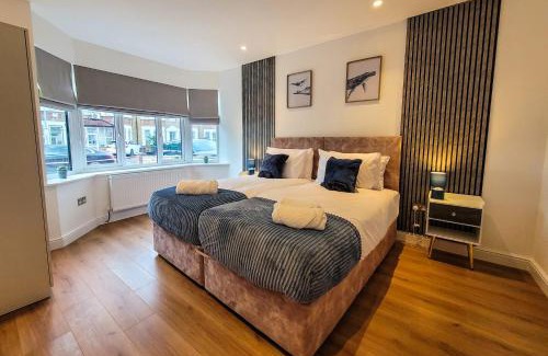 Valentines House | 4 bed 2 bath Spacious House with 2 Driveway parking in Ilford London