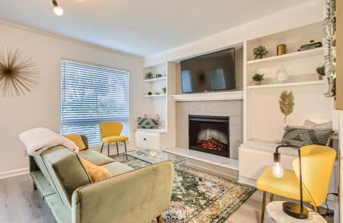 North Capitol Apartment | 4 Bed, 2 Bedroom plus POOL, Walk to Downtown and Germantown