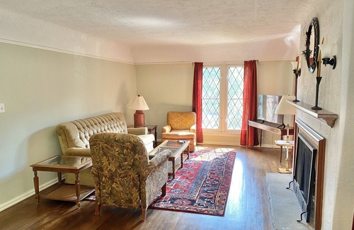 Shaker Heights House | 4 Bed/2Bath with Private Loft, Super Close to Shopping and Dining