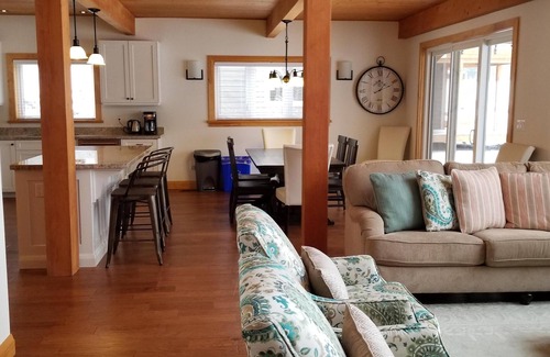 Port Carling Villa | 4 bed 3 bath Villa on Lake Muskoka!