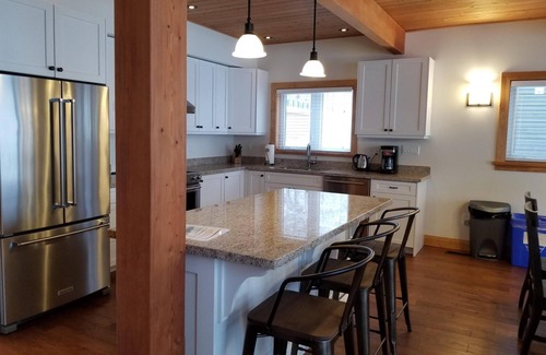 Port Carling Villa | 4 bed 3 bath Villa on Lake Muskoka!