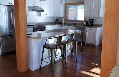 Port Carling Villa | 4 bed 3 bath Villa on Lake Muskoka!