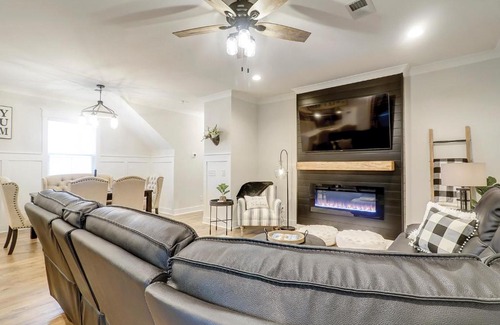 Spanish Wells House | 4 Bed 35 BA 1K 3Q 2T Sleeper Sofa Park 3 Cars Bikes & Beach Gear included