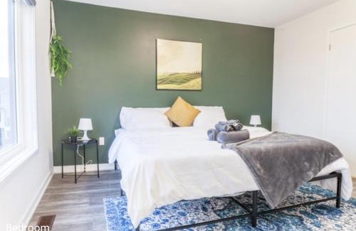 Cambridge House | 4 Bed 35 Bath-new-wifiwdpatio-privatespacy